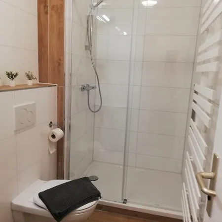 아파트 Gemuetliche Altbauwohnungen Mit Einzelzimmern Und Parkplatz Direkt Am Haus!
