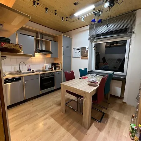 Gemuetliche Altbauwohnungen Mit Einzelzimmern Und Parkplatz Direkt Am Haus! 아파트 *
