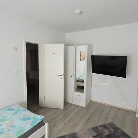 아파트 Gemuetliche Altbauwohnungen Mit Einzelzimmern Und Parkplatz Direkt Am Haus! *