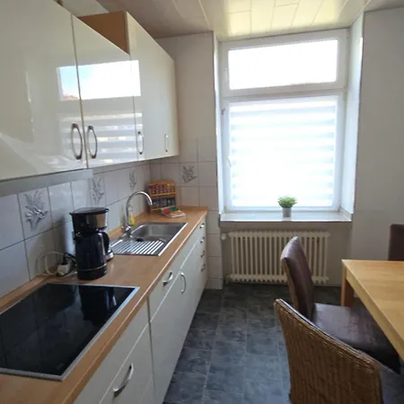 아파트 Gemuetliche Altbauwohnungen Mit Einzelzimmern Und Parkplatz Direkt Am Haus! *