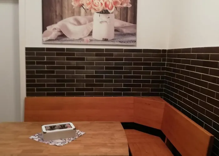 Gemuetliche Altbauwohnungen Mit Einzelzimmern Und Parkplatz Direkt Am Haus! Lägenhet