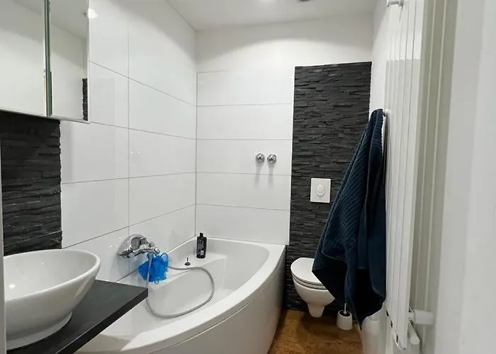 Gemuetliche Altbauwohnungen Mit Einzelzimmern Und Parkplatz Direkt Am Haus! Lägenhet *