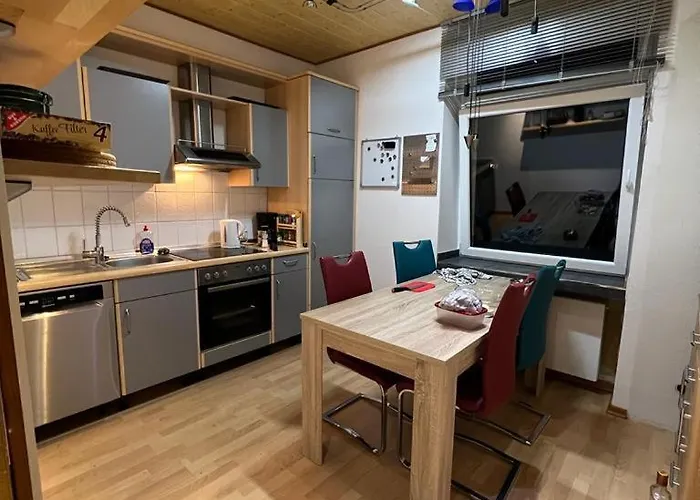 Gemuetliche Altbauwohnungen Mit Einzelzimmern Und Parkplatz Direkt Am Haus! Lägenhet *