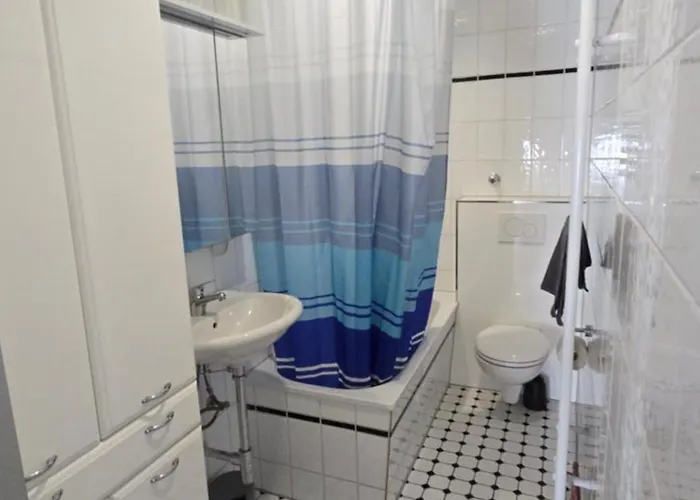 Gemuetliche Altbauwohnungen Mit Einzelzimmern Und Parkplatz Direkt Am Haus! Lägenhet