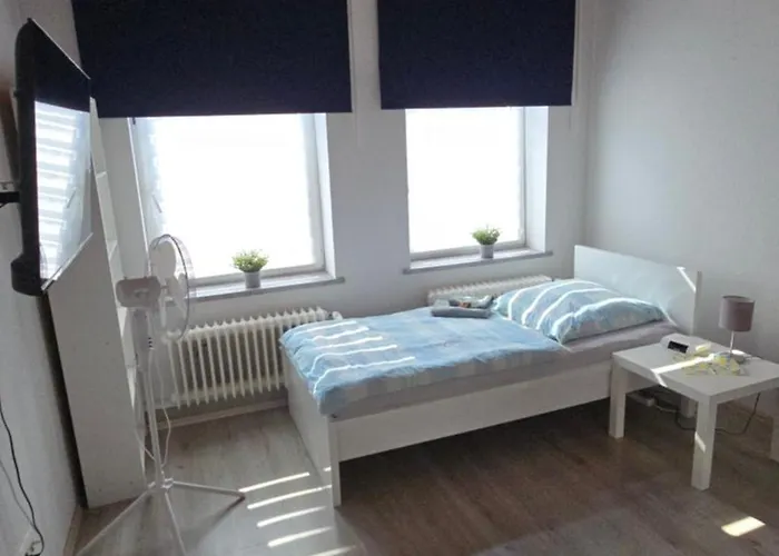 Gemuetliche Altbauwohnungen Mit Einzelzimmern Und Parkplatz Direkt Am Haus! Lägenhet *